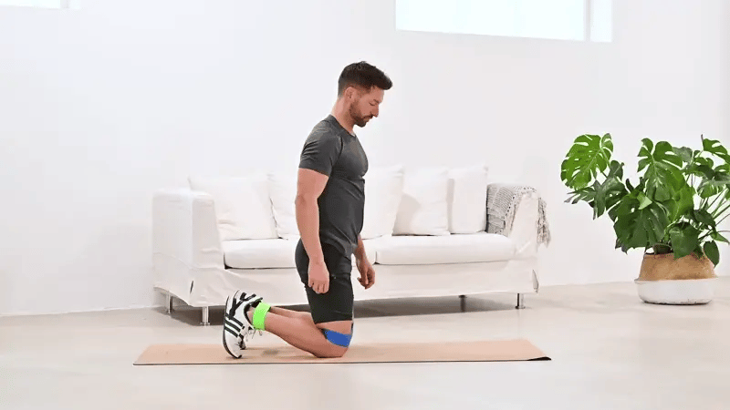 Beintraining | Donkey Kick mit dem ARTZT vitality Loop Band