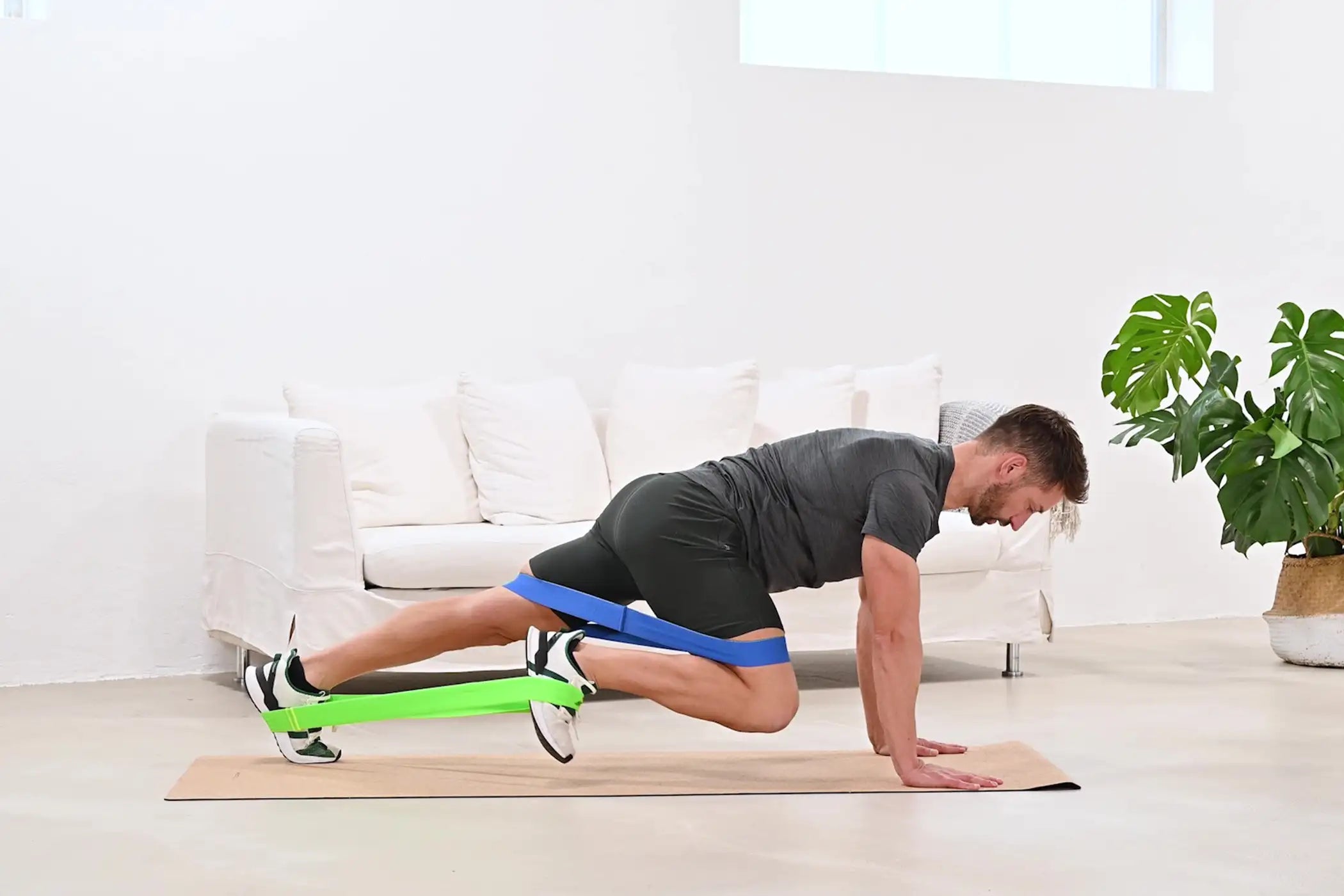 Mann macht Beintraining mit dem ARTZT vitality Loop Band