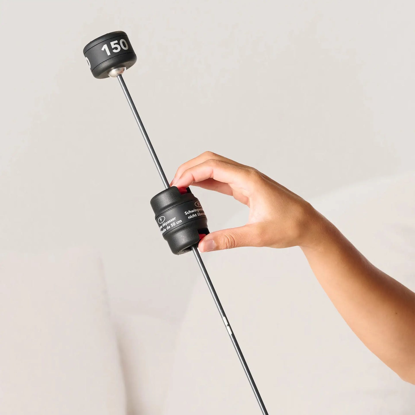 Frau verstellt den Widerstand am ARTZT vitality Bioswing.