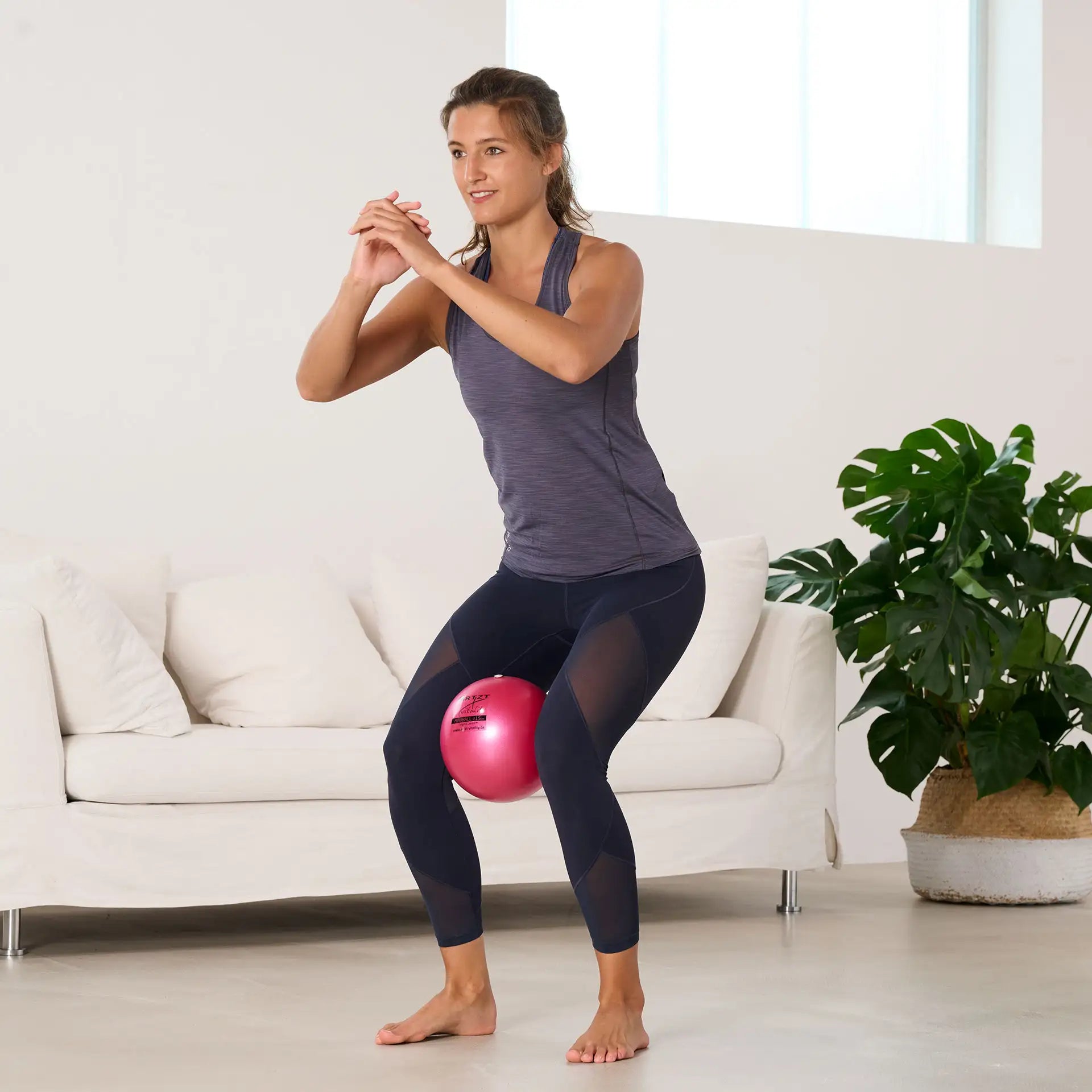 Frau trainiert mit ARTZT vitality Pilates Ball