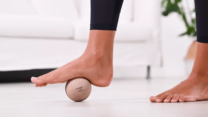 Faszienmassage der Fußsohle mit dem Faszienball ARTZT vitality RundHolz