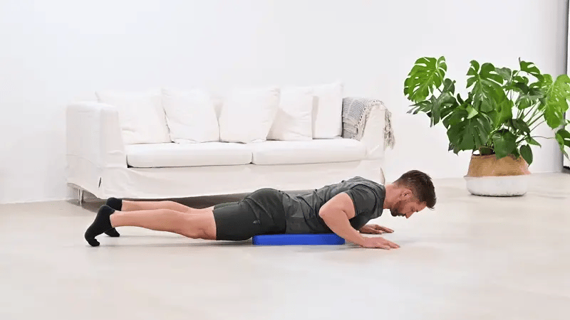 Balancetraining Back Extension auf dem ARTZT vitality Stabilitätstrainer Balance Pad