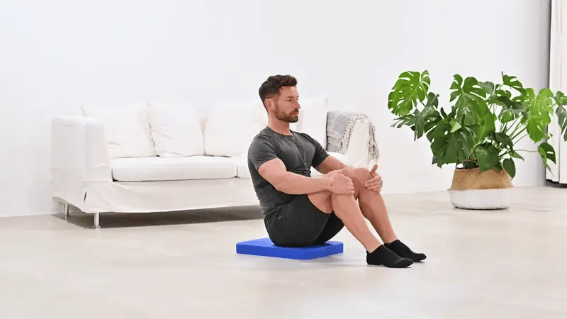 Balancetraining Übung Sitting Core auf dem ARTZT vitality Stabilitätstrainer Balance Pad