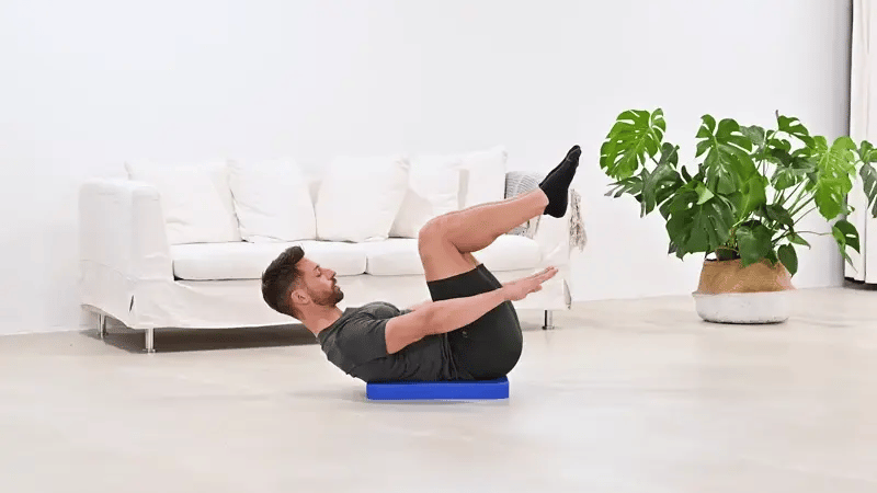Balancetraining Diagonal Core Extension auf dem ARTZT vitality Stabilitätstrainer Balance Pad