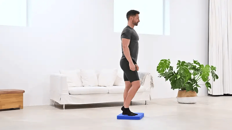 Balancetraining Knee and Libra auf dem ARTZT vitality Stabilitätstrainer Balance Pad