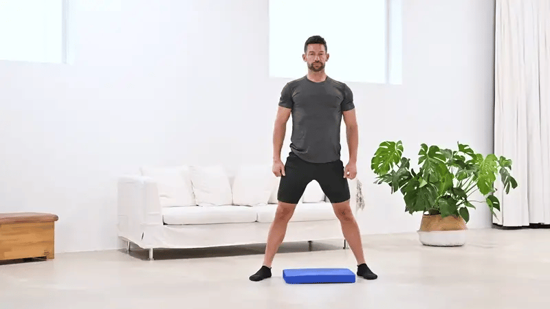 Balancetraining Knee Down and up auf dem ARTZT vitality Stabilitätstrainer Balance Pad