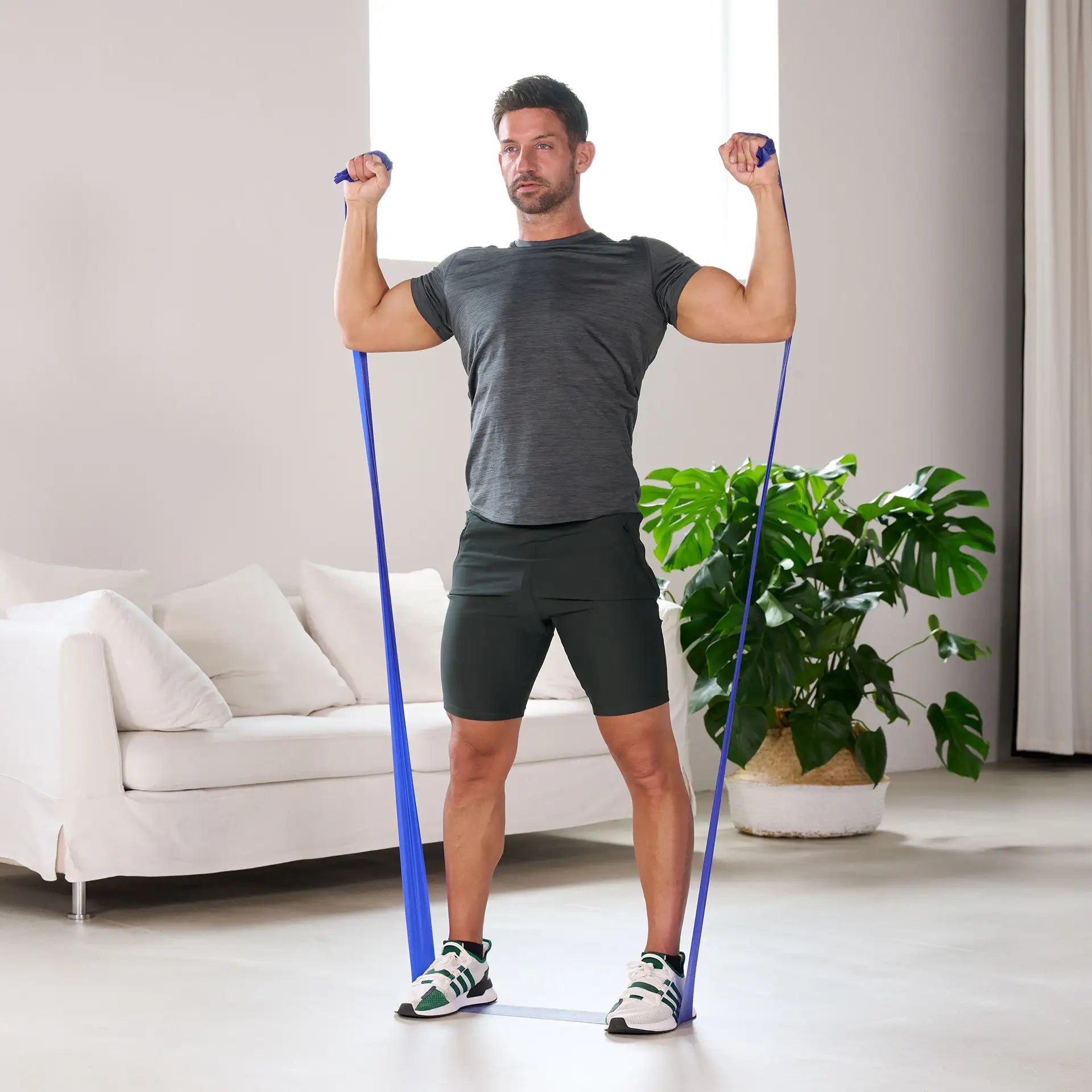 Mann trainiert mit blauem ARTZT vitality Fitnessband