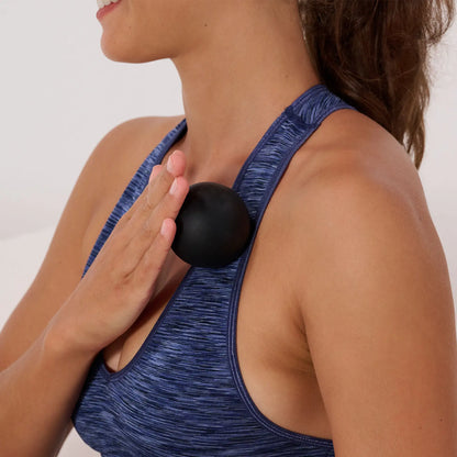 Frau massiert sich mit ARTZT vitality Triggerpunkt-Massageball