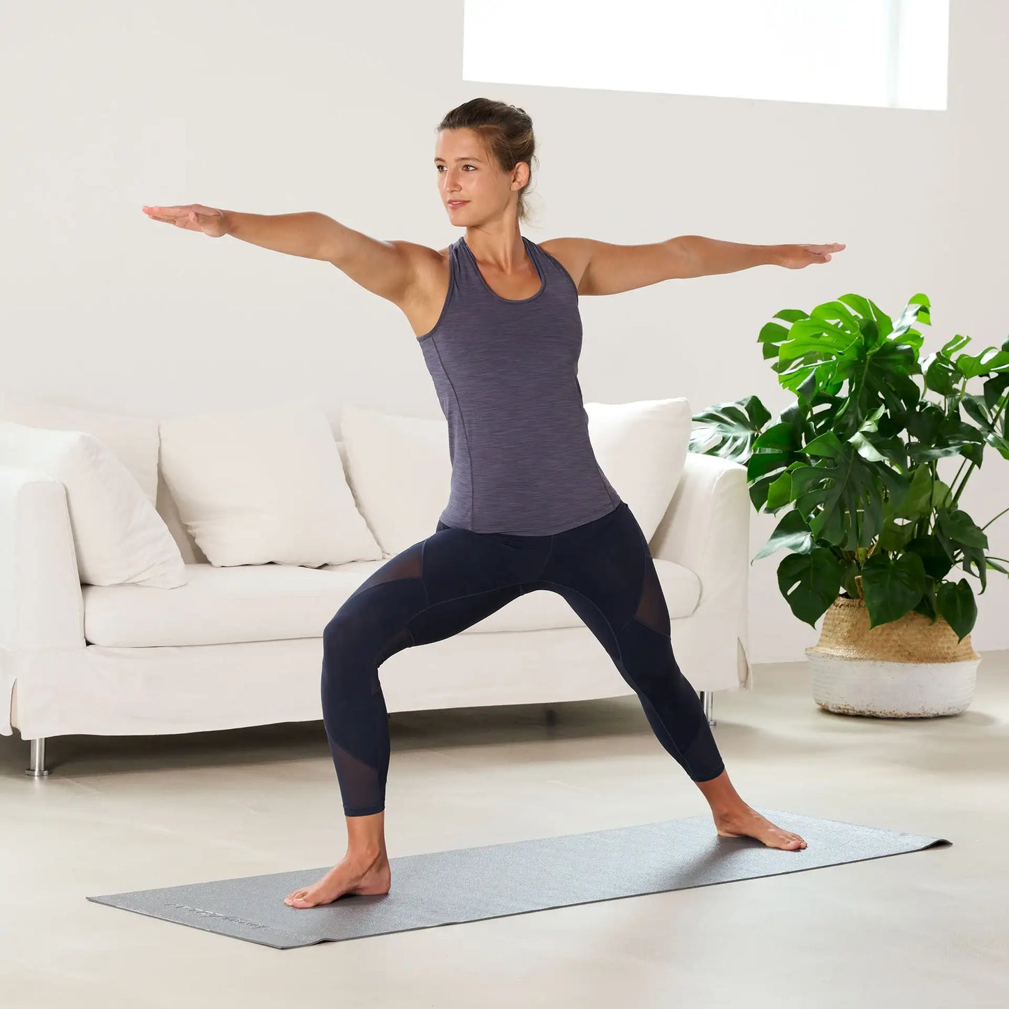 Frau macht Yoga auf der ARTZT vitality Yogamatte