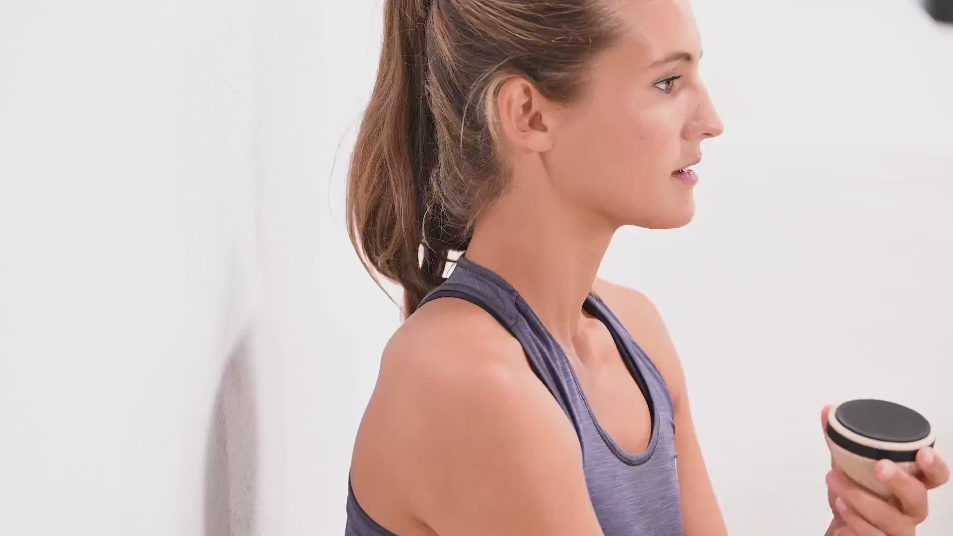 Load video: Frau massiert ihre Schulter mit dem ARTZT vitality TriggerHolz.